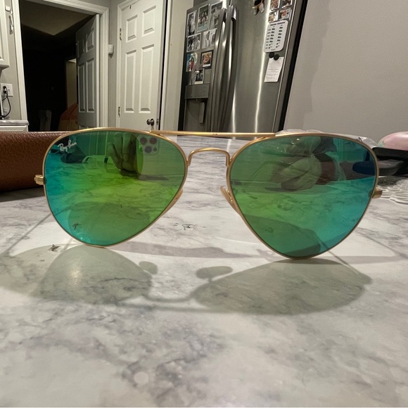 Ray-Ban Sunglasses, RB3025 AVIATOR MIRROR
Color:Gold Matte, Green Mirror - Picture 5 of 7